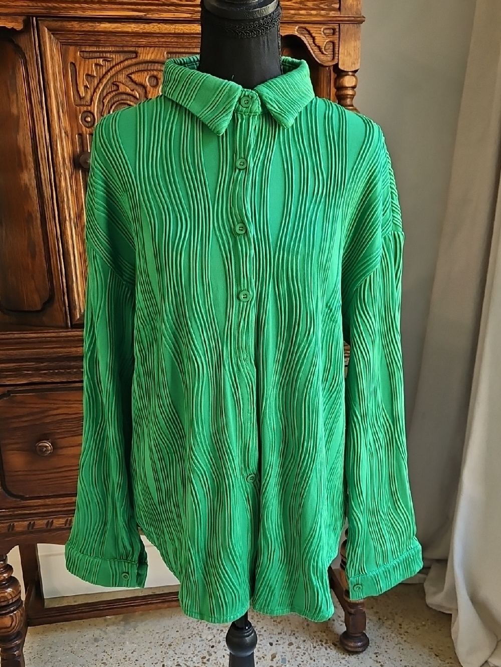 CHYRII Green Textured Button-Up Shirt. Size L